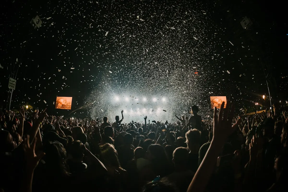 Foule en fête sous une pluie de confettis