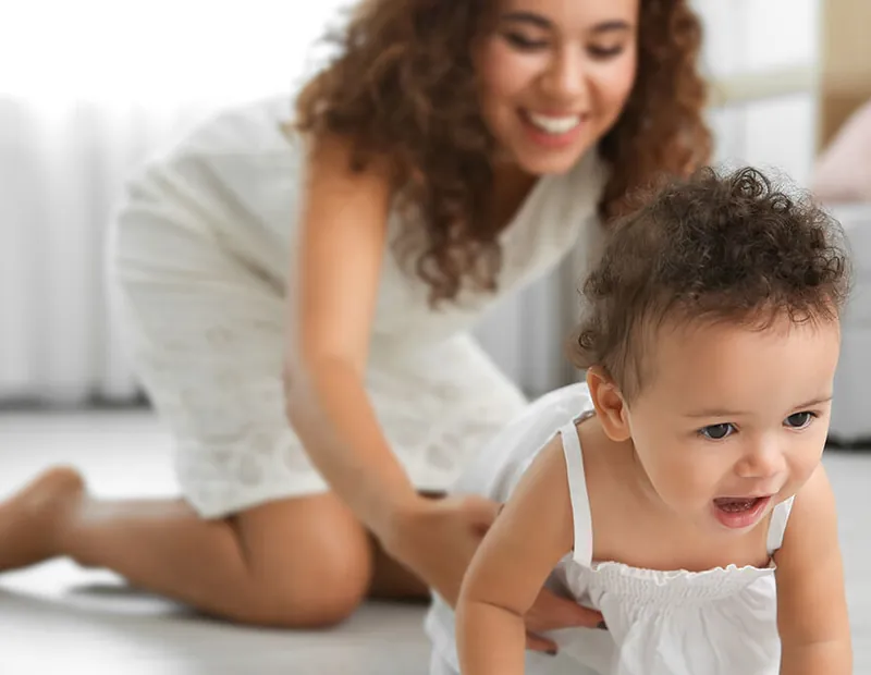 Bébé en consultation ostéopathique — techniques douces