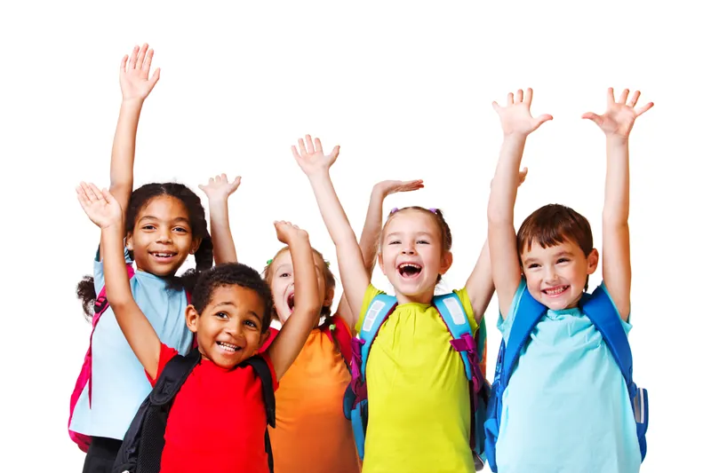 Enfants qui lèvent les bras en riant