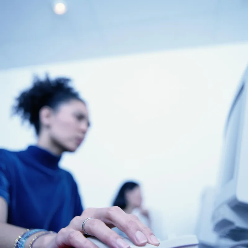 Travailleur au bureau — prévention des TMS